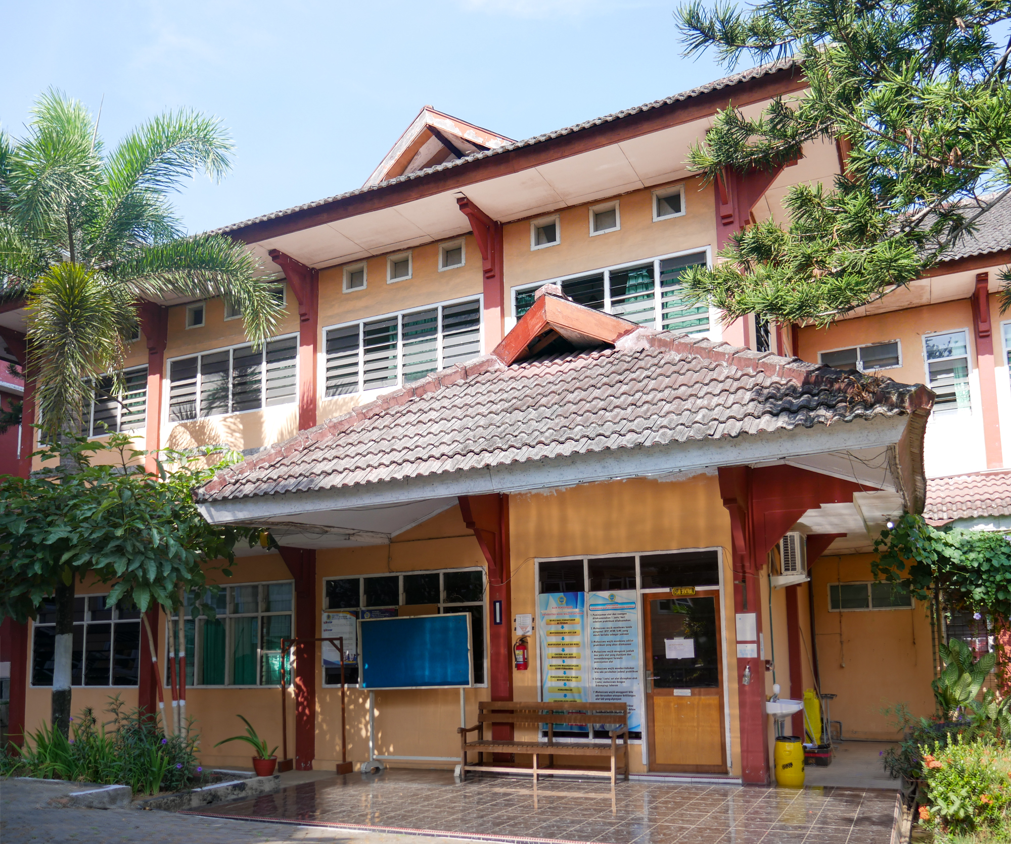 GEDUNG LAB SENTRAL KESEHATAN