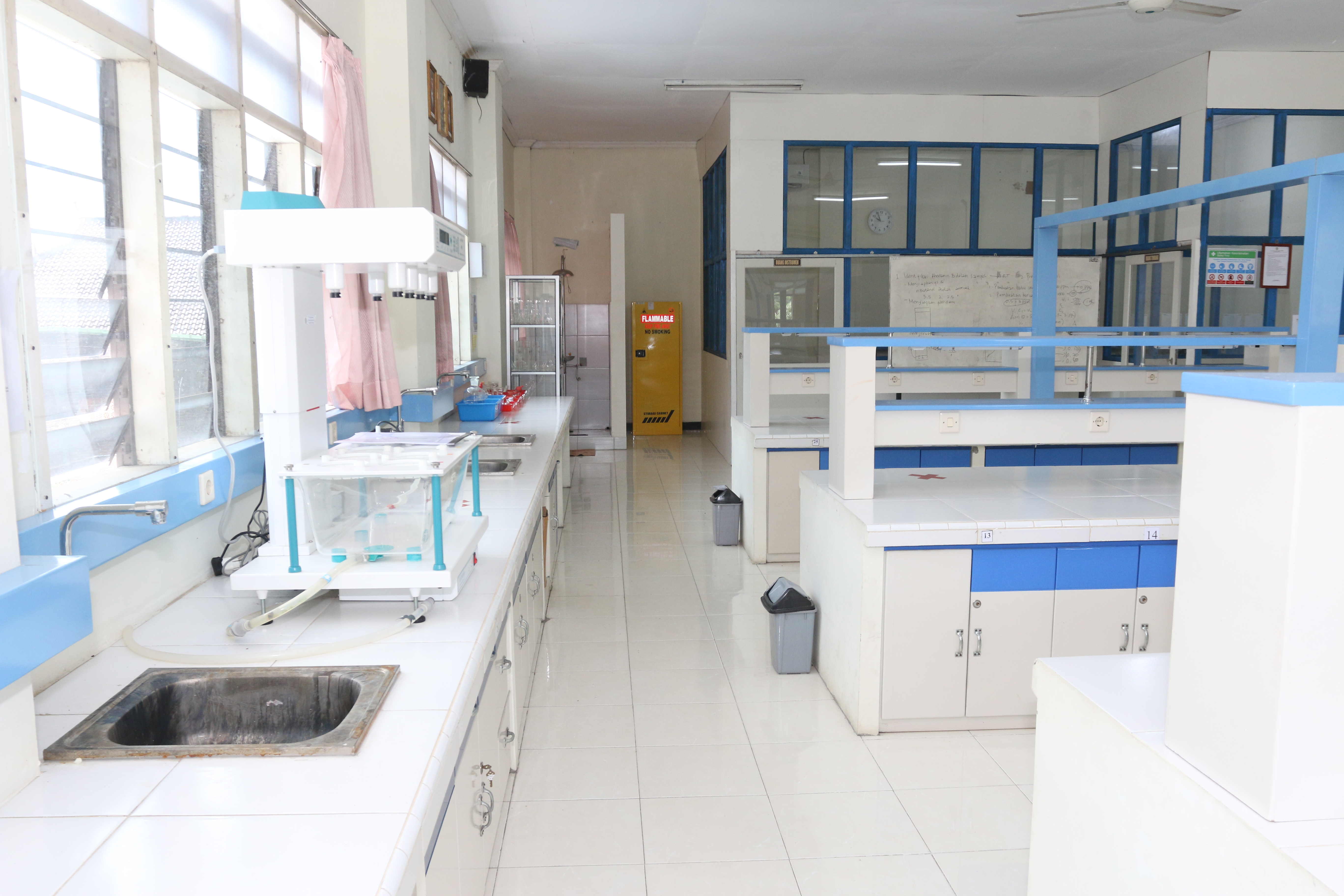 LABORATORIUM FARMASI