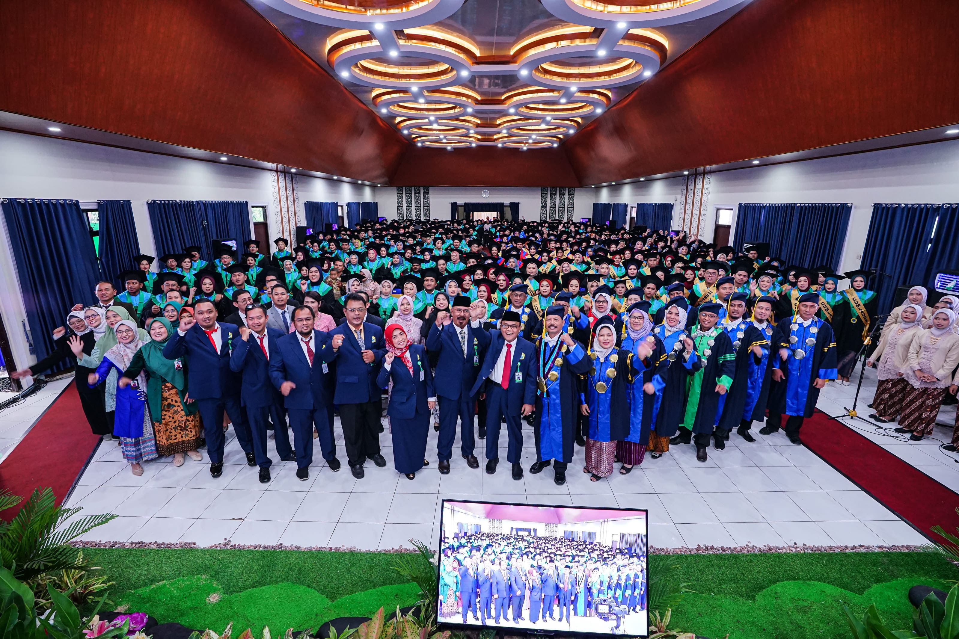 PELAKSANAAN WISUDA XVIII UNIVERSITAS NGUDI WALUYO