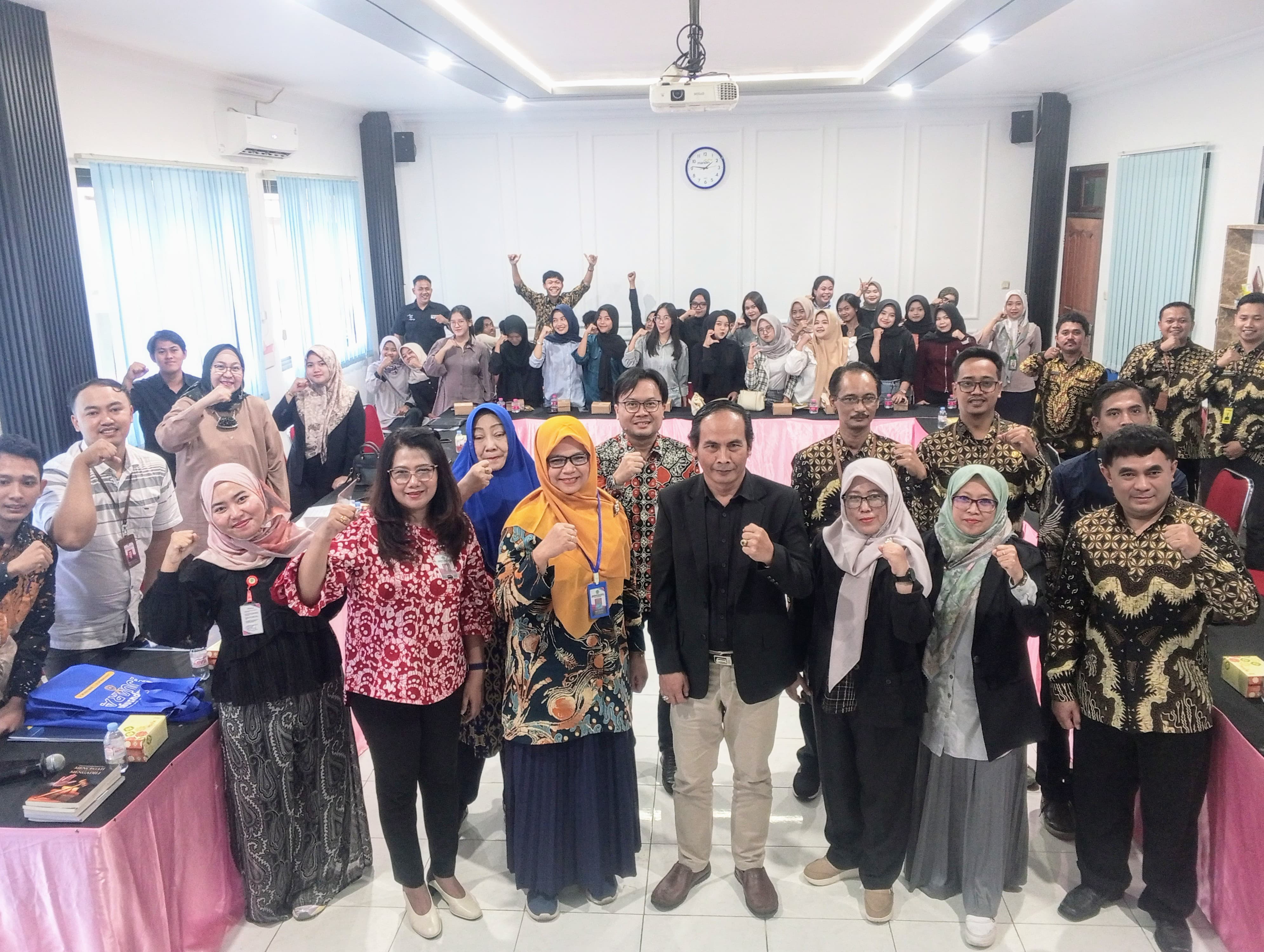 Foto bersama dosen, mahasiswa, dan bawaslu kab semarang