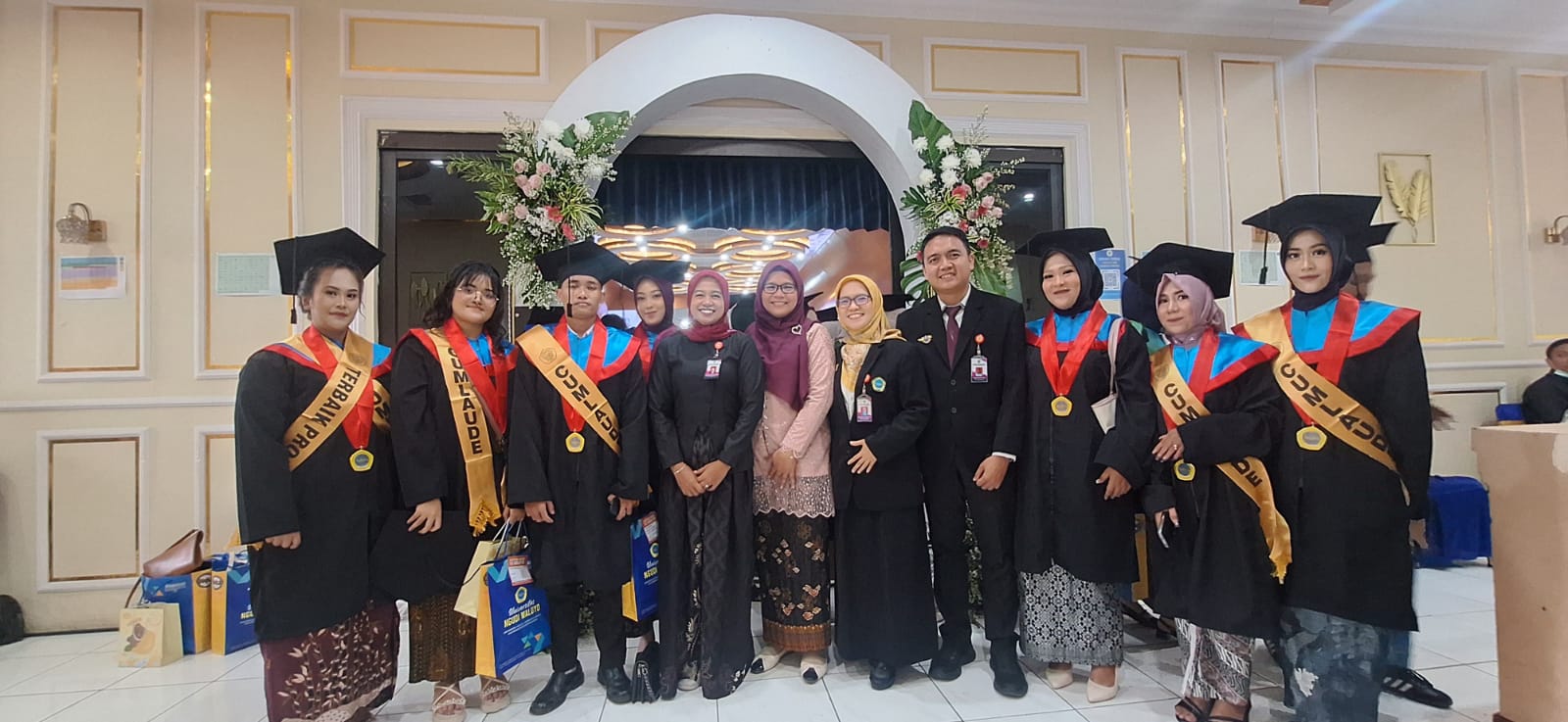 Tujuh Mahasiswa S1 Sastra Inggris Universitas Ngudi Waluyo Resmi Diwisuda, Satu Raih Predikat Terbaik Prodi