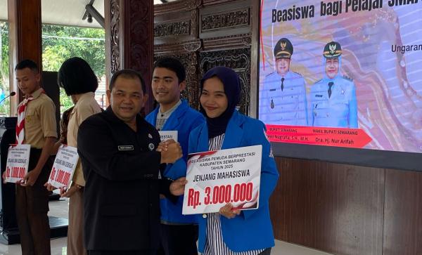 Semangat Wujudkan SDM Unggul, Pemkab Semarang Salurkan Beasiswa kepada 40 Mahasiswa UNW  