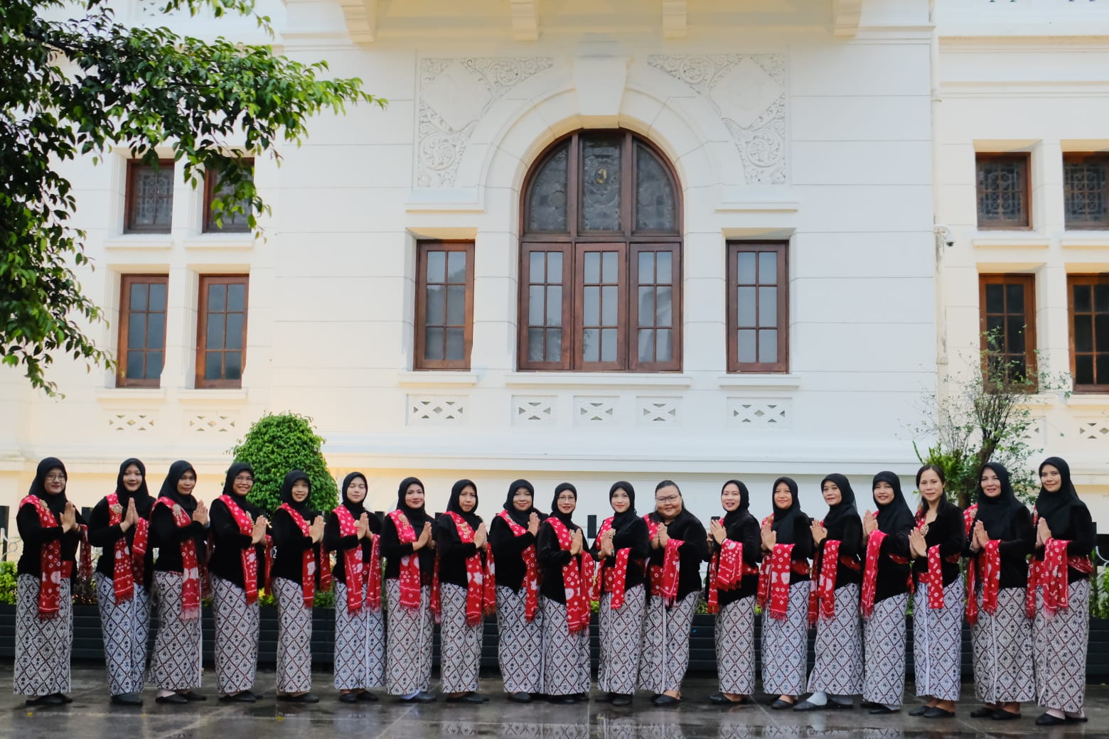 Peringatan Hari Ibu, Dosen Kebidanan Fakultas Kesehatan UNW Kenakan Busana Tradisional Jawa