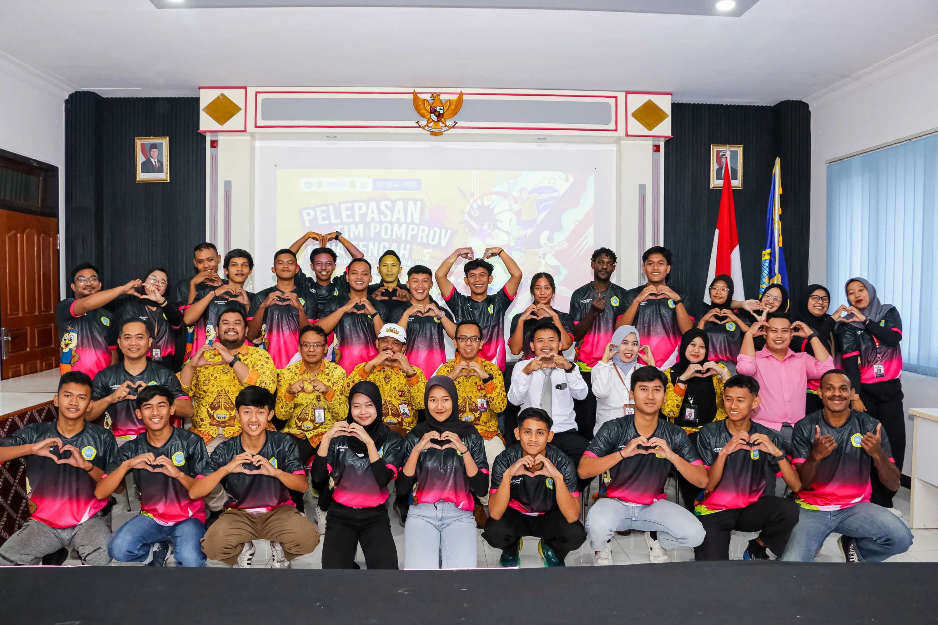 REKTOR UNW LEPAS 21 ATLET BERLAGA DI POMPROV JATENG 2025 UNTUK MERAIH PRESTASI JUARA DI 5 CABOR YANG DIIKUTI
