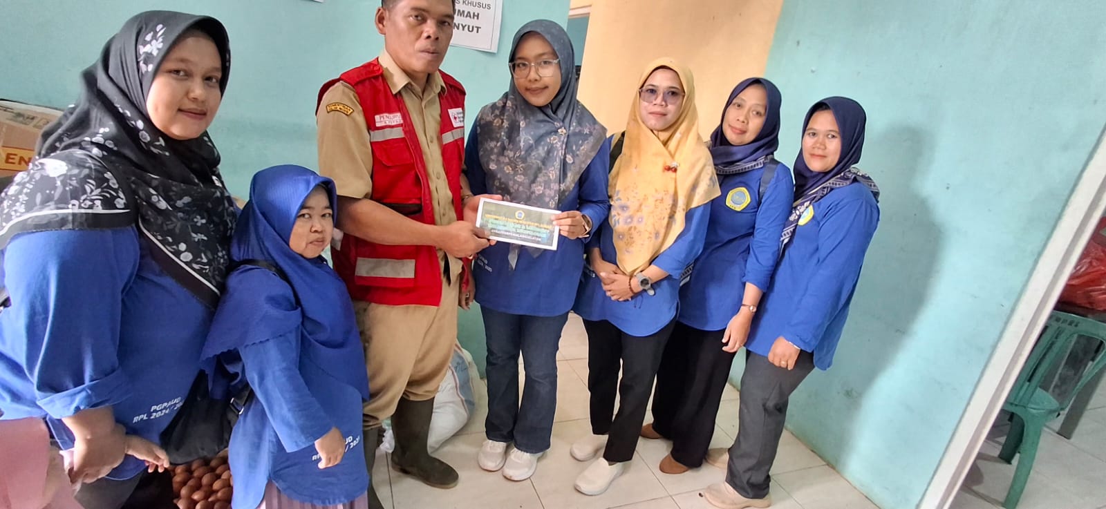 Mahasiswa RPL Genap PGPAUD UNW Bantu Penyaluran Donasi bagi Korban Longsor dan Banjir Bandang