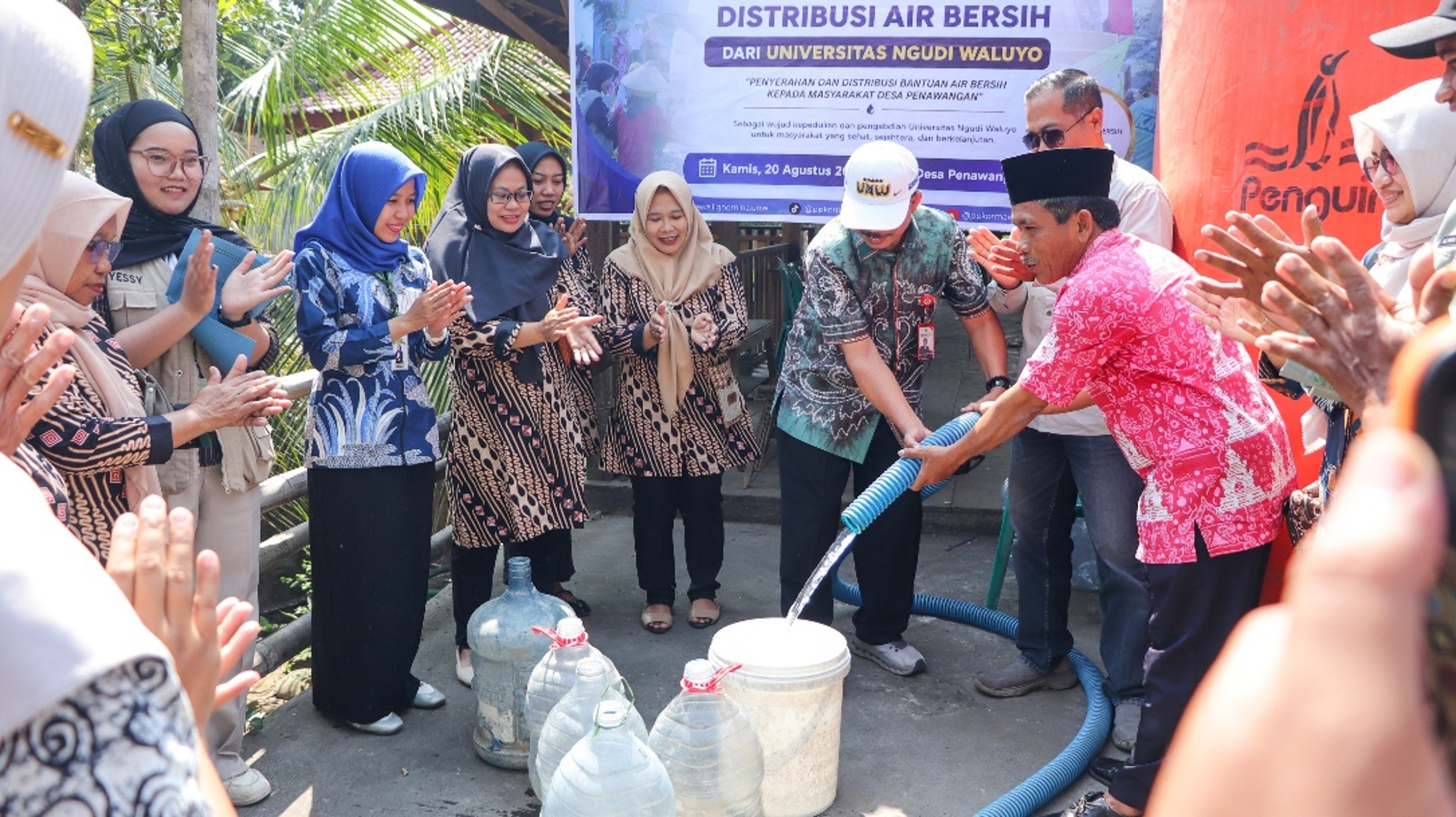 Universitas Ngudi Waluyo Serahkan Bantuan Distribusi Air Bersih untuk Warga Desa Penawangan, Kecamatan Pringapus Melalui Tim PPK Ormawa Lignomina