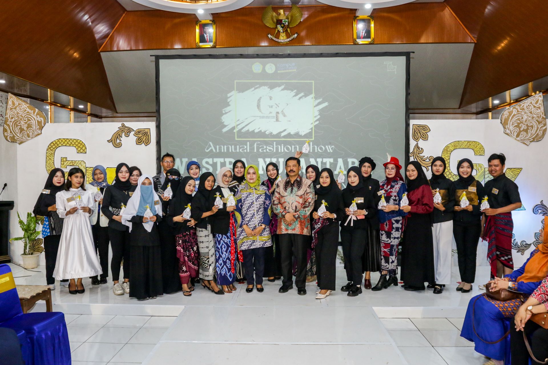 GELAR KARYA S1 PENDIDIKAN VOKASIONAL DESAIN FASHION UNW 2023 BERJALAN MEGAH