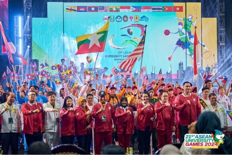 ATLET UNW HADIR BERSAMA ROMBONGAN ATLET KONTINGEN INDONESIA SAAT OPENING CEREMONY AUG XXI 2024 YANG DIBUKA SECARA LANGSUNG OLEH KEMENPORA RI