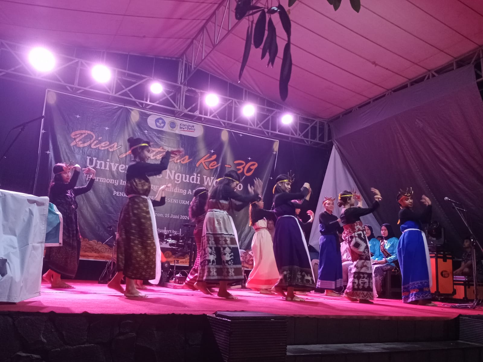 UNIVERSITAS NGUDI WALUYO GELAR PENTAS SENI DAN MUSIK DI ALUN-ALUN BUNG KARNO DALAM RANGKA DIES NATALIS KE-30